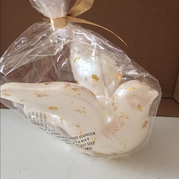 🐬 CLEARANCE ITEM: 🌟 HP ⭐️ 🆕 Large Dove Candle with Golden Foil Accents 🕊 - Picture 10 of 11